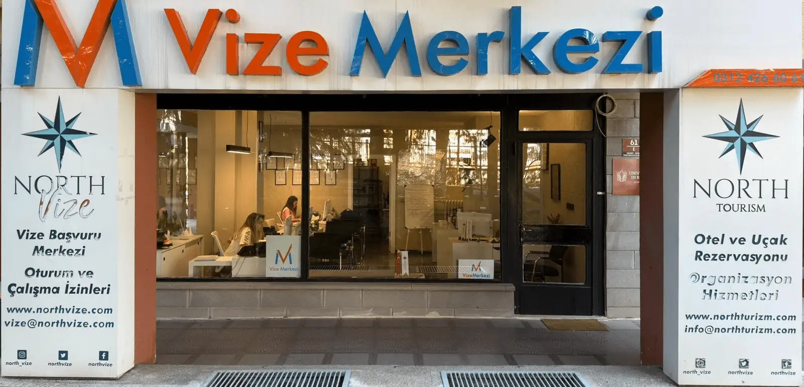 En iyi vize danışmanlık şirketi arayışında olanlar için süreç karmaşık, zaman alıcı ve hata yapmaya açık olabilir. Çünkü vize başvuruları, sadece belge tesliminden ibaret değil; doğru vize türü seçimi, eksiksiz evrak yönetimi ve başvuru takibi gibi birçok teknik detay içerir. Türkiye’de hizmet veren vize danışmanlık şirketleri arasından seçim yaparken, güvenilirlik ve uzmanlık büyük önem taşır. İşte bu noktada öne çıkan şirketlerden biri olan Northvize, farklı ülkelere yapılan vize başvurularında yüksek başarı oranı, deneyimli kadrosu ve kullanıcı dostu yaklaşımı ile adından sıkça söz ettirmektedir. 10.000’den fazla başarılı vize başvurusuna imza atan Northvize, sadece danışmanlık değil; aynı zamanda süreci baştan sona yöneten bir çözüm ortağıdır.