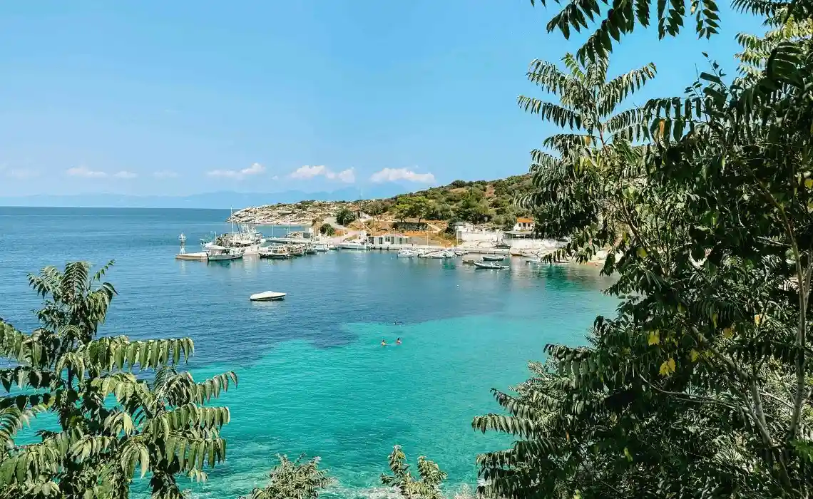 Yunanistan vize fiyatları çeşitli faktörlere bağlı olarak zaman zaman değişebilir. Yunanistan vize ücretlerindeki değişikliklerin başlıca nedenleri arasında Avrupa Birliği'nin vize mevzuatındaki güncellemeler, Euro kurundaki dalgalanmalar, vize başvuru merkezlerinin hizmet bedellerindeki ayarlamalar veya konsoloslukların dönemsel politikaları yer almaktadır