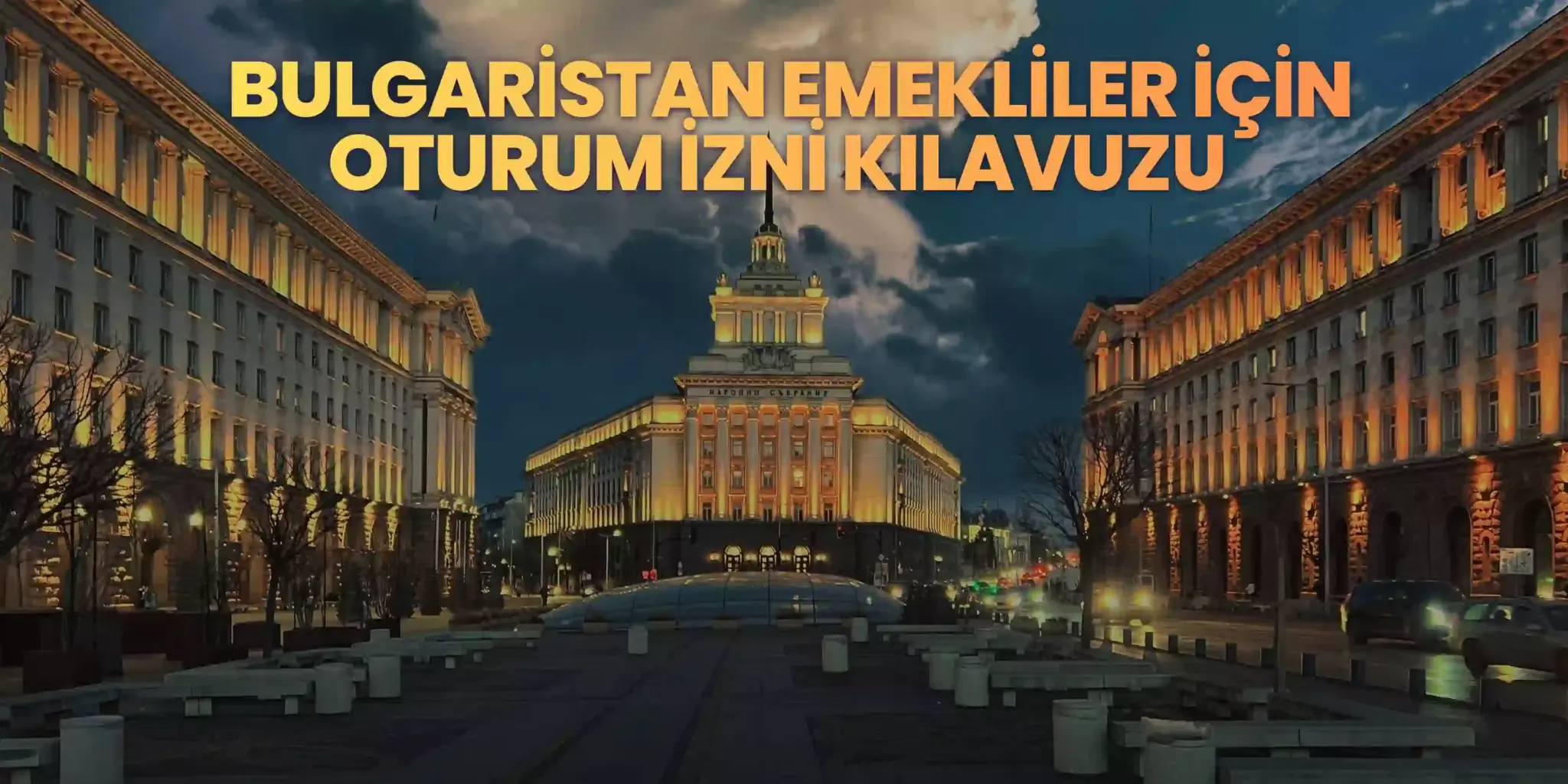 Bulgaristan Emeklilik ve Oturum İzni Kılavuzu – Sofya’da gece ışıklarıyla aydınlanan hükümet binası önünde Bulgaristan’da emekliler için oturum izni rehberi görseli.