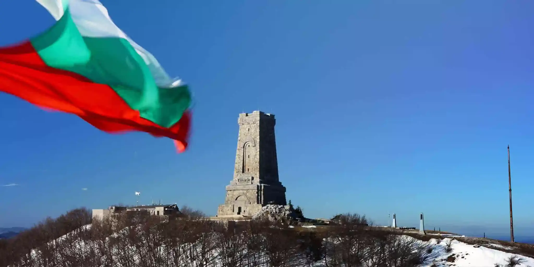 Bulgaristan bayrağı eşliğinde Shipka Anıtı; Bulgaristan vizesi ve vatandaşlık süreçlerine sembolik bir bakış