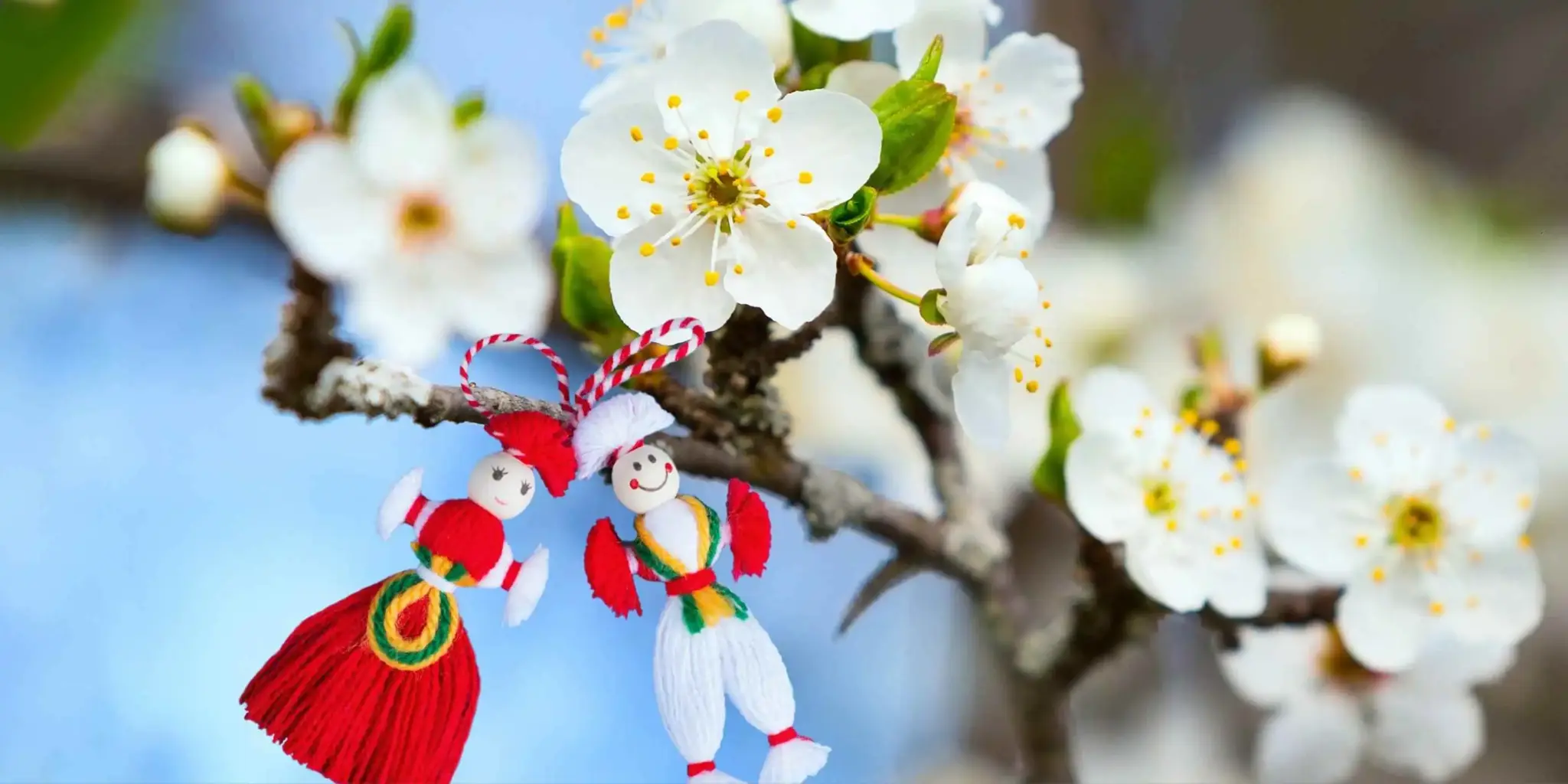 Bulgaristan’ın geleneksel Martenitsa süsleriyle baharın gelişi, kültürel vize içerikleri için sembolik anlatım