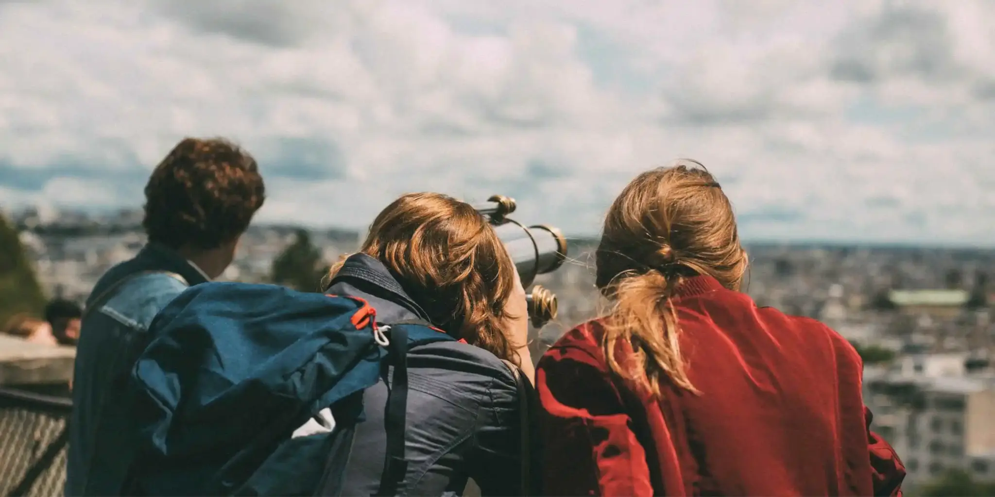 Bulgaristan vizesi ile Avrupa'yı keşfetmek isteyen gezginler uzakları dürbünle inceliyor