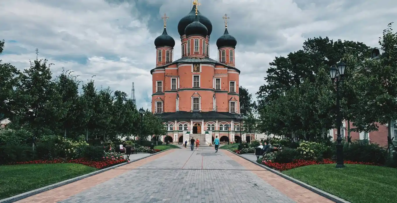 Rusya’da bir Ortodoks kilisesi ve bahçesi, vize başvurusu öncesi turistik seyahat planlaması için ilham verici bir manzara. Rusya vize ücretleri 2026 içeriğinde yer alan görsel, başvuru süreci öncesi seyahat hayalini somutlaştırmak amacıyla kullanılmıştır.
