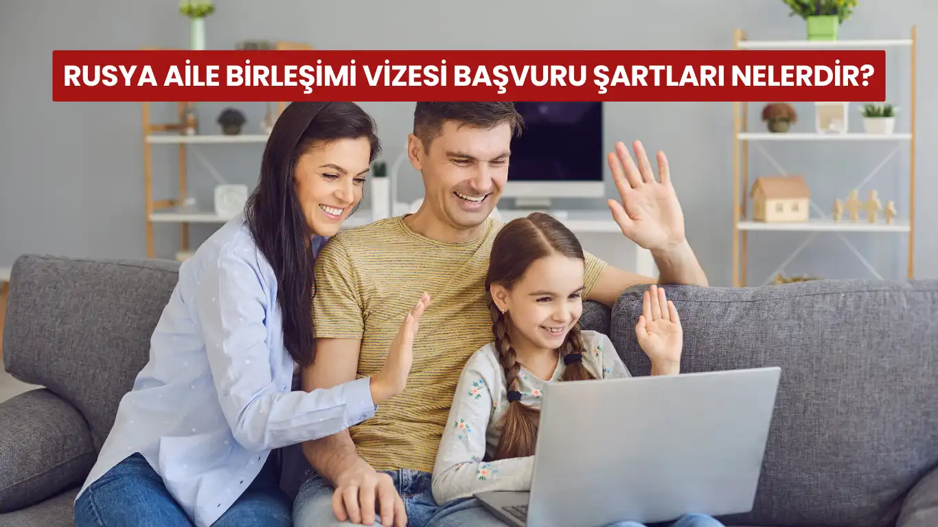 Bilgisayar başında aile birleşimi vizesi başvurusu yapan mutlu aile