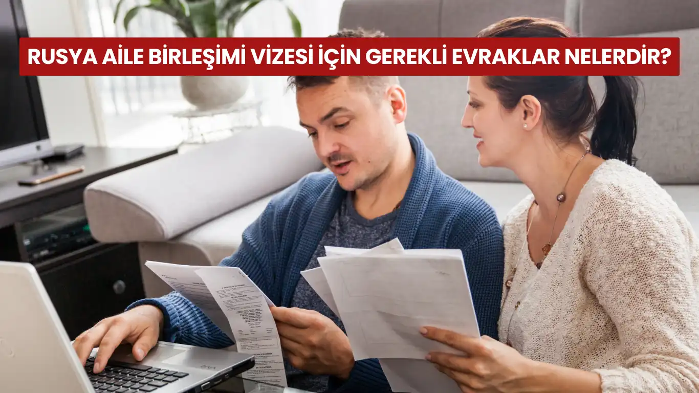 Rusya aile birleşimi vizesi için belgeleri inceleyen çift