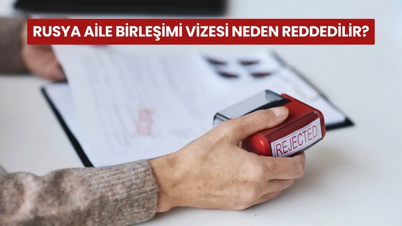 Rusya aile birleşimi vizesi başvuru reddi damgası tutan el