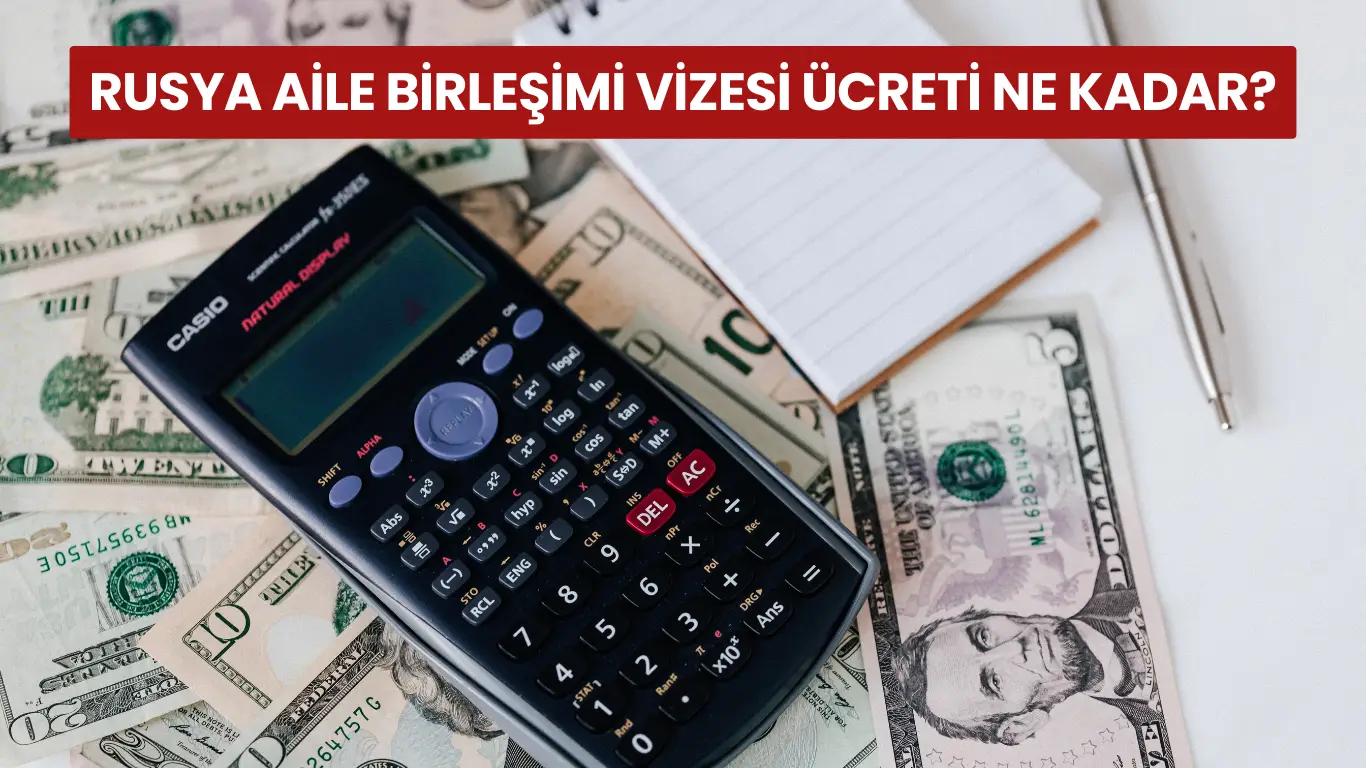 Rusya aile birleşimi vizesi ücreti hesaplama görseli – hesap makinesi ve dolar banknotları