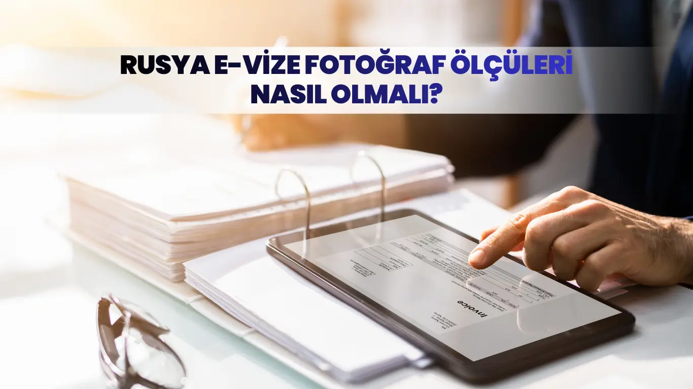 Tablet ekranında dijital form inceleyen kişi, Rusya e-vize başvurusu için belgeleri kontrol ediyor