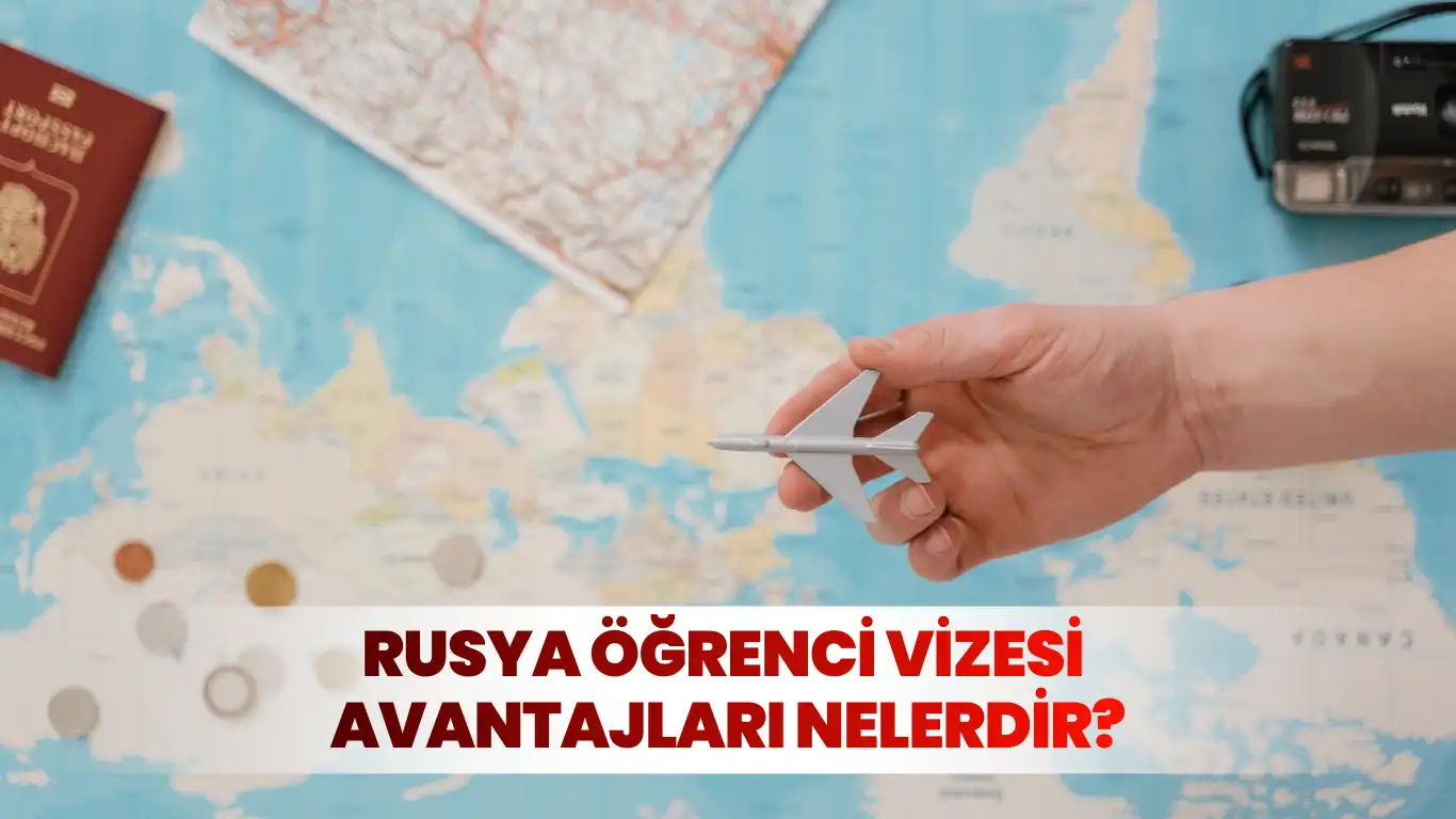 Rusya öğrenci vizesi avantajlarını simgeleyen harita üzerinde uçak maketi ve Rusya pasaportu