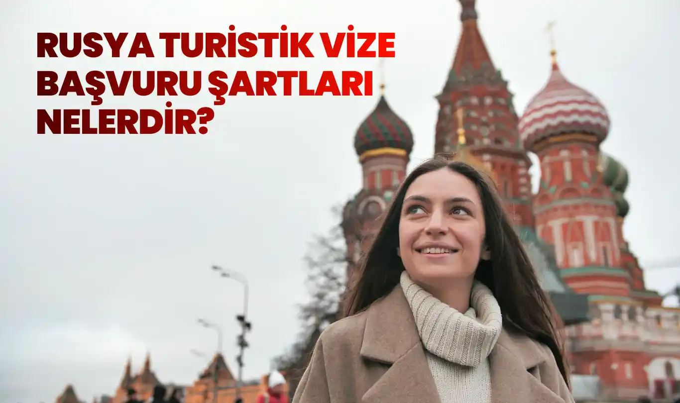 Kızıl Meydan’da arka planda tarihi yapılarla birlikte poz veren genç kadın – Rusya turistik vize başvurusu hakkında bilgi veren görsel.