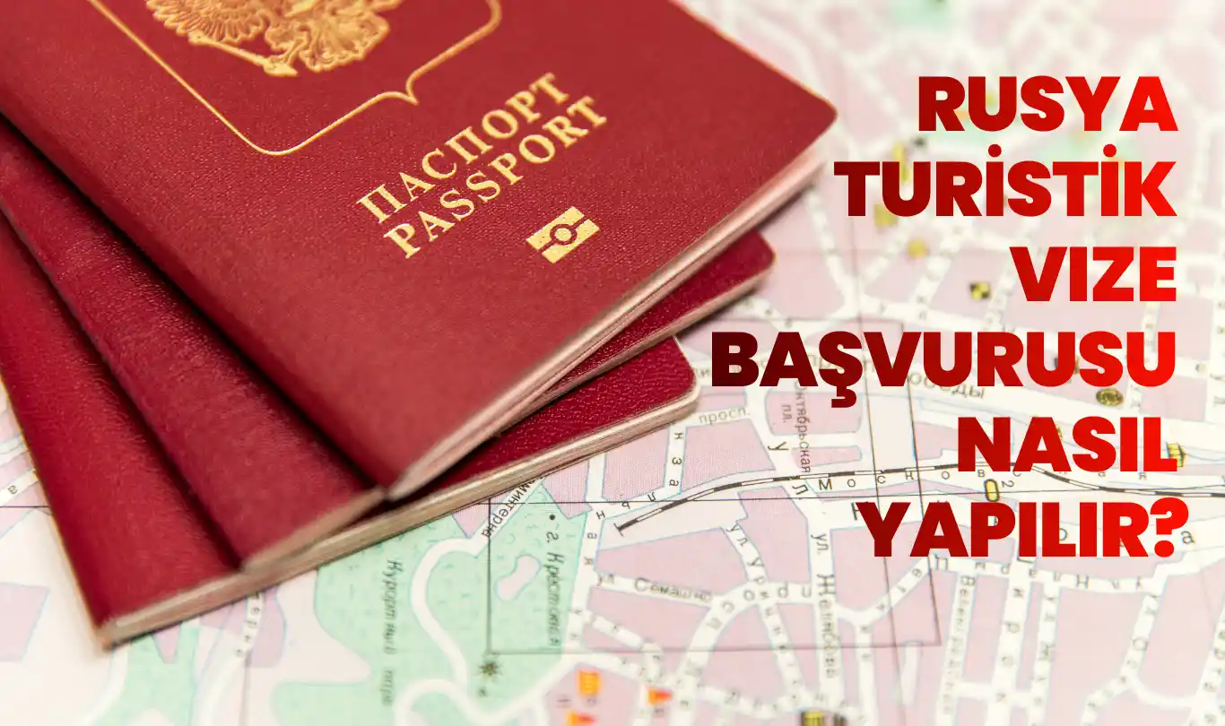 Kırmızı Rus pasaportları bir harita üzerinde duruyor – “Rusya turistik vize başvurusu nasıl yapılır?” metni sağda yazıyor.