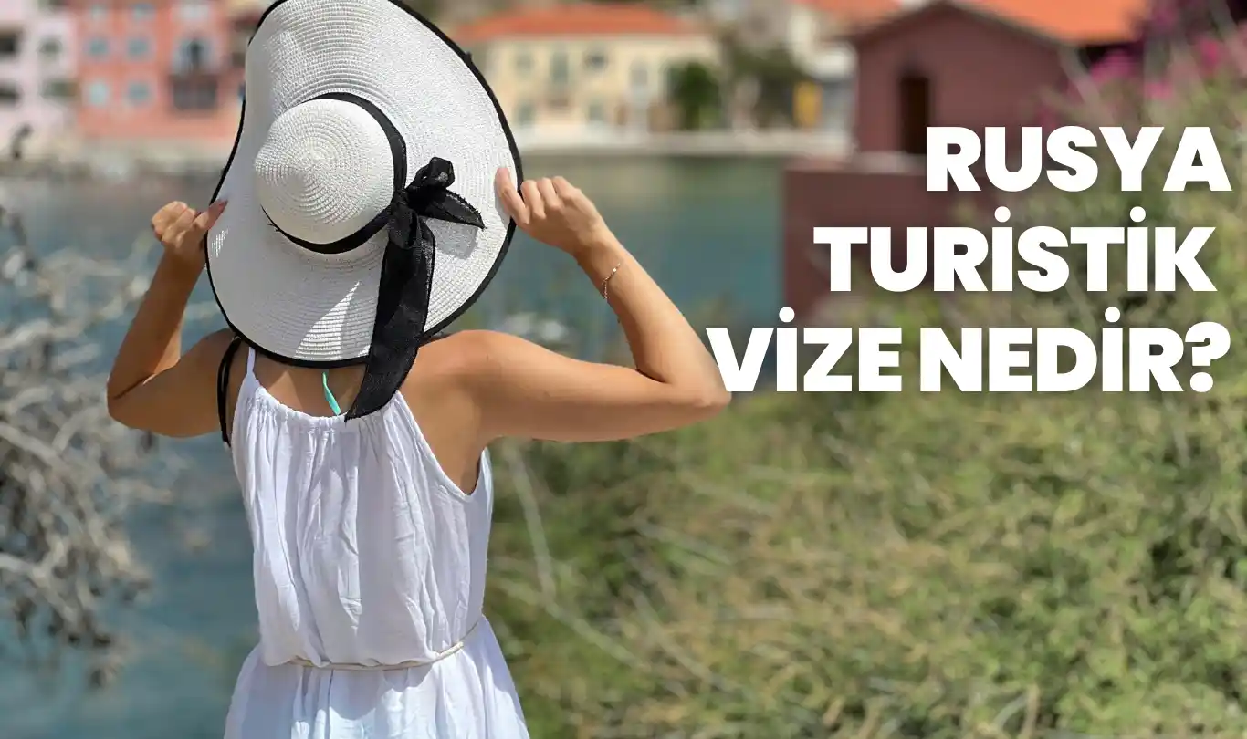 Beyaz şapkalı bir kadın, Rusya turistik vizesiyle seyahate çıkmış tatilciyi temsilen deniz kenarında manzaraya bakıyor.