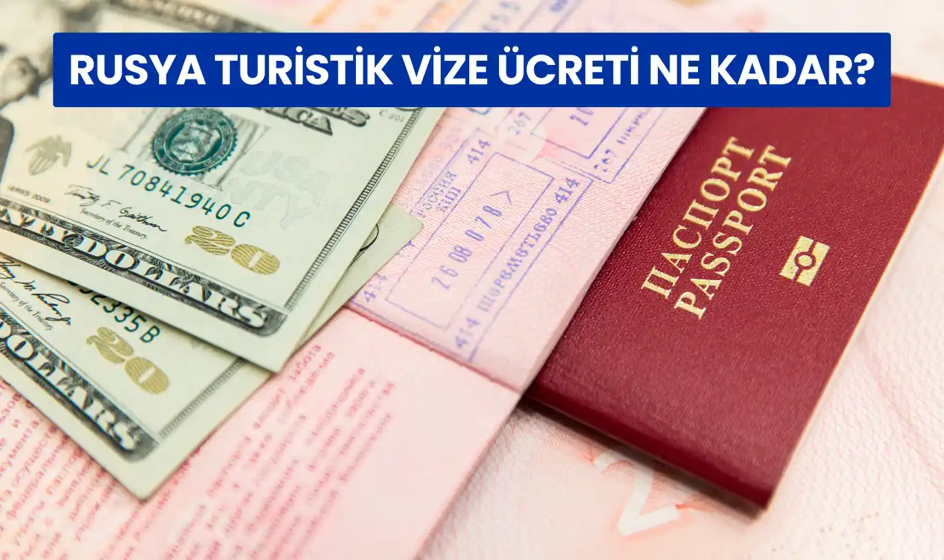 Dolar banknotları, pasaportlar ve vize belgeleri üst üste yerleştirilmiş; üzerinde “Rusya Turistik Vize Ücreti Ne Kadar?” yazıyor.