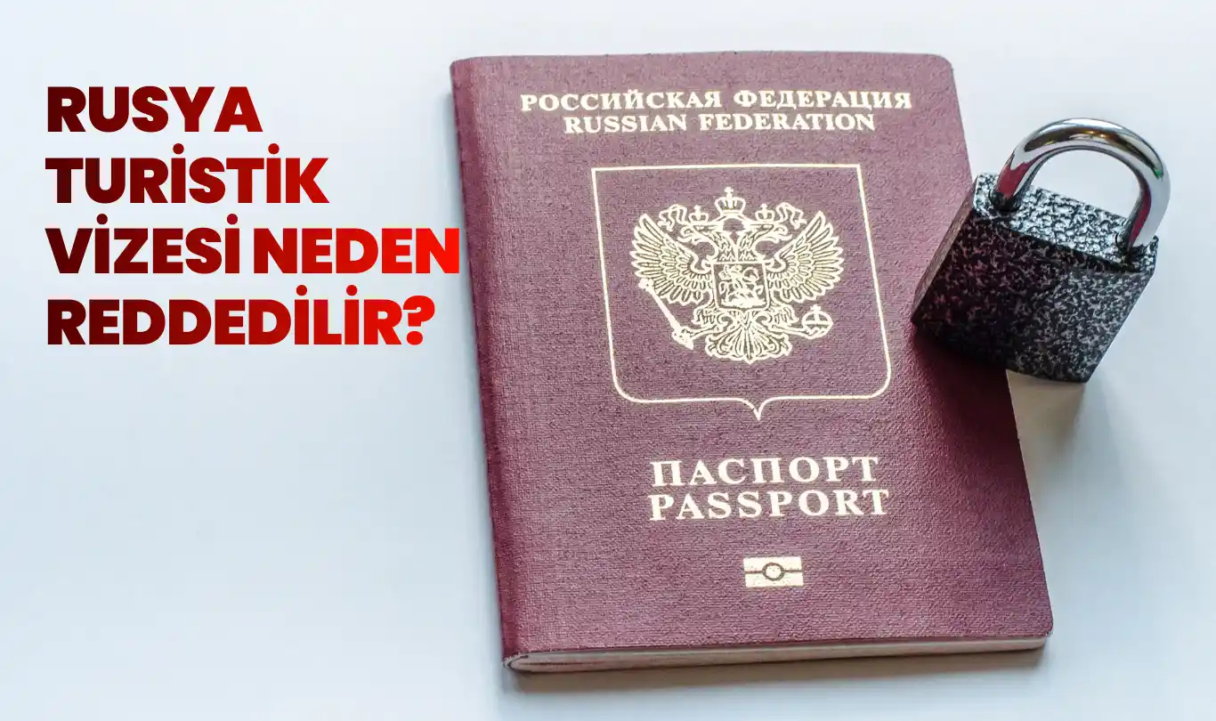 Rus pasaportu ile yanında duran bir kilit, beyaz bir yüzey üzerinde duruyor.
