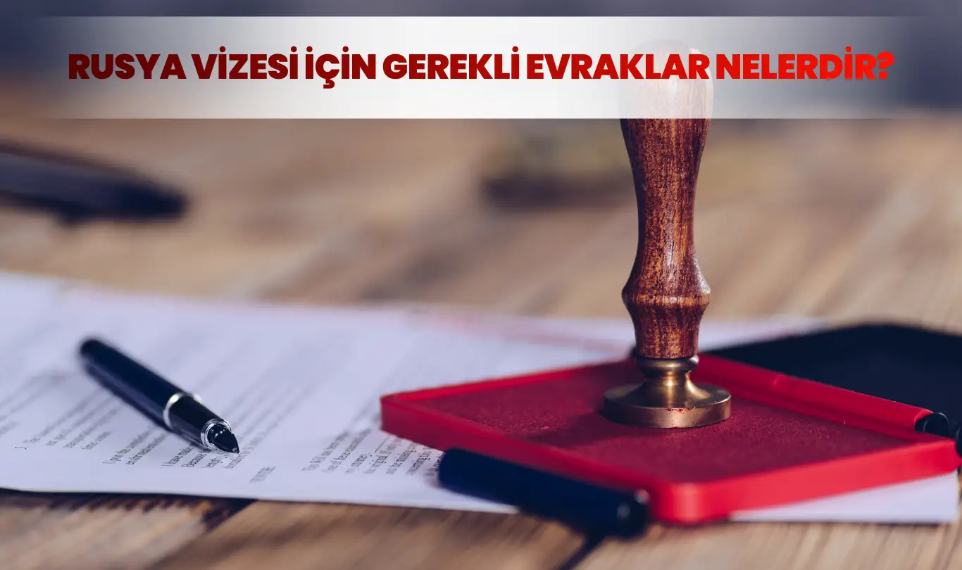 Rusya vizesi için gerekli evrakların sembolik temsili; mühür, başvuru formu ve kalem.