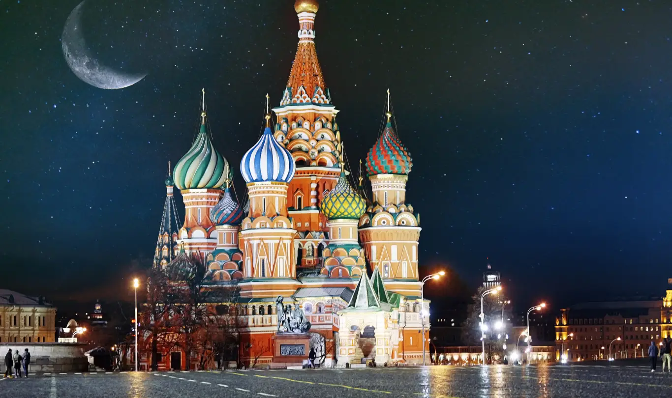 Moskova Kızıl Meydan’da yer alan Saint Basil Katedrali gece görünümü, Rusya vizesi başvuru görseli olarak kullanılmıştır.