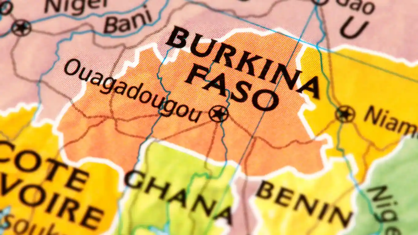 Burkina Faso’nun harita üzerindeki konumu ve başkenti Ouagadougou’nun yer aldığı yakın plan Afrika haritası
