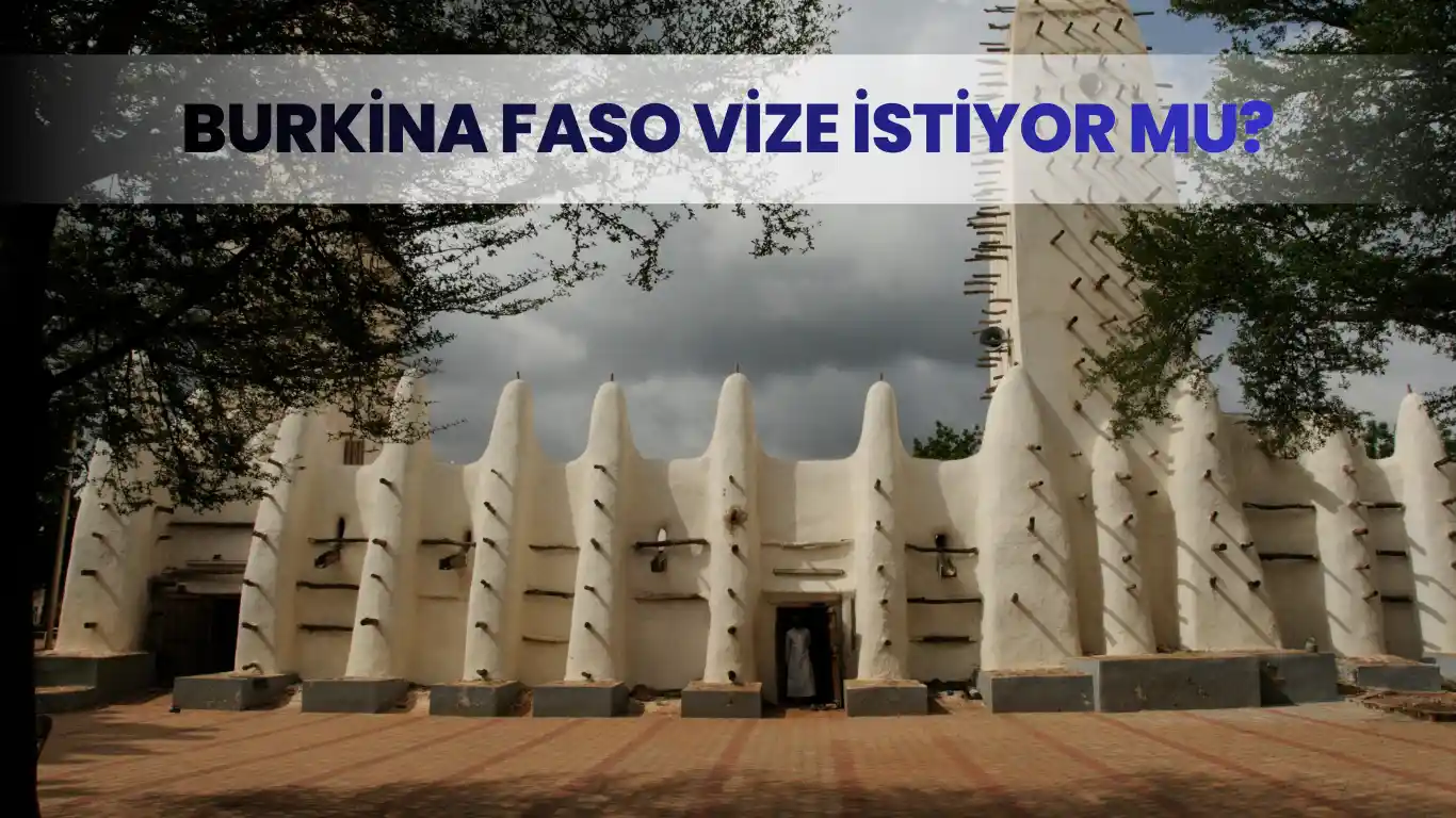 Burkina Faso’daki geleneksel Sudano-Sahel mimarisiyle inşa edilmiş cami önünde “Burkina Faso Vize İstiyor Mu?” başlıklı görsel