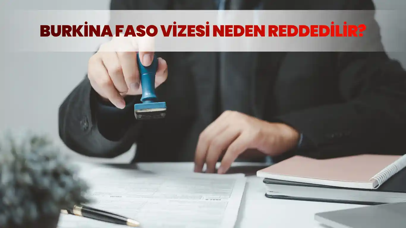 Vize başvuru formuna damga vuran memur, red kararı sürecini temsil ediyor