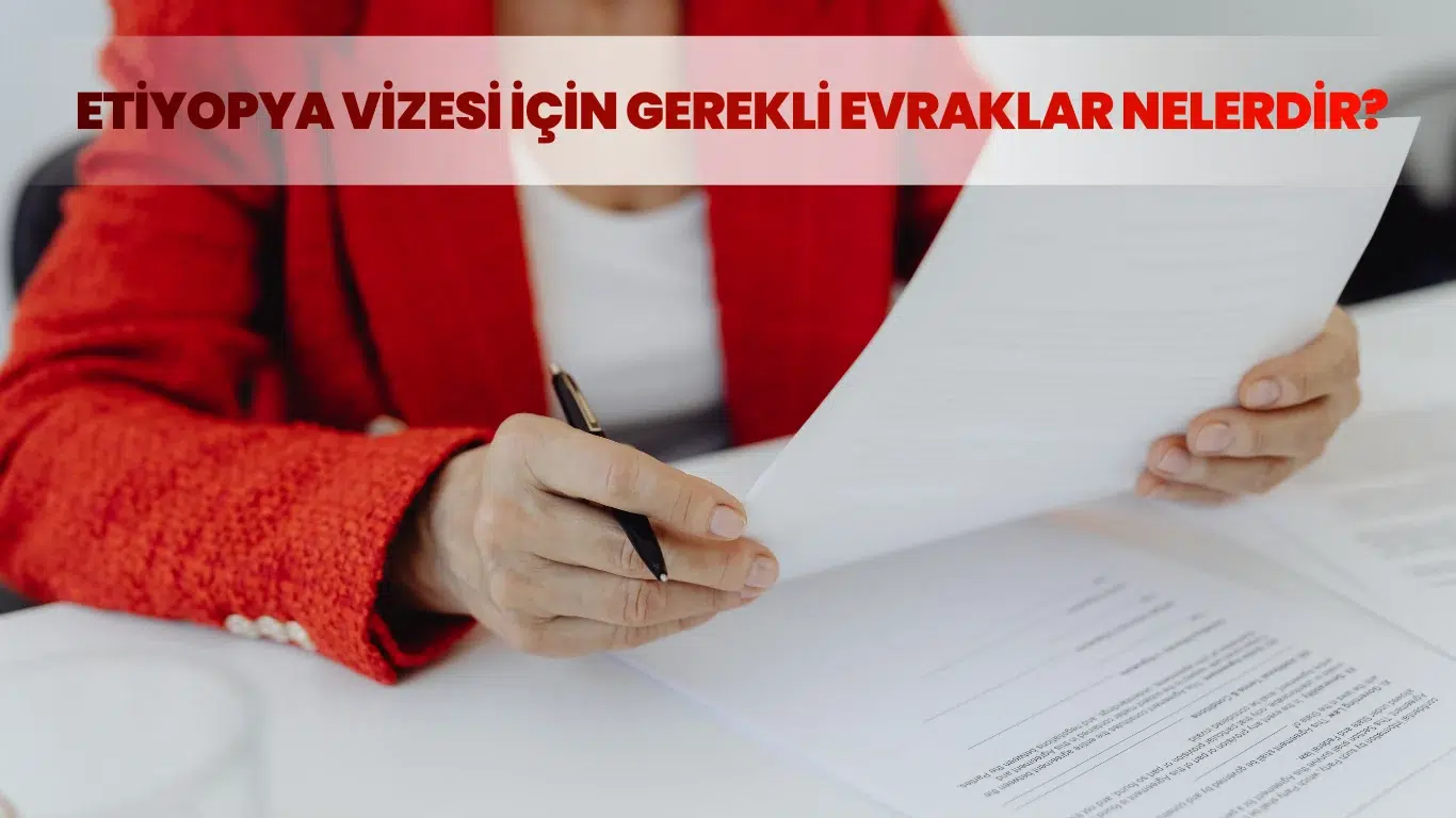 Etiyopya vizesi evraklarını inceleyen kırmızı ceketli bir kadın