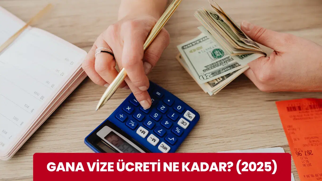Gana vizesi için hesap makinesiyle ödeme ve döviz hesaplama işlemi yapan kişi
